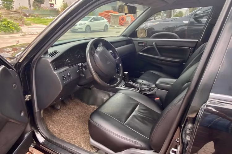 Tại Việt Nam, những chiếc Toyota Crown thế hệ cũ vẫn được nhiều người yêu thích xe Nhật tìm đến bởi Crown mang nhiều ưu điểm như: Kích thước rộng rãi, thiết kế hình dáng hộp cổ điển mang một nét quyến rũ lịch lãm rất riêng, Crown mang nhiều giá trị xưa cũ đồng thời lưu giữ hình ảnh sedan sang trọng một thời của Nhật.