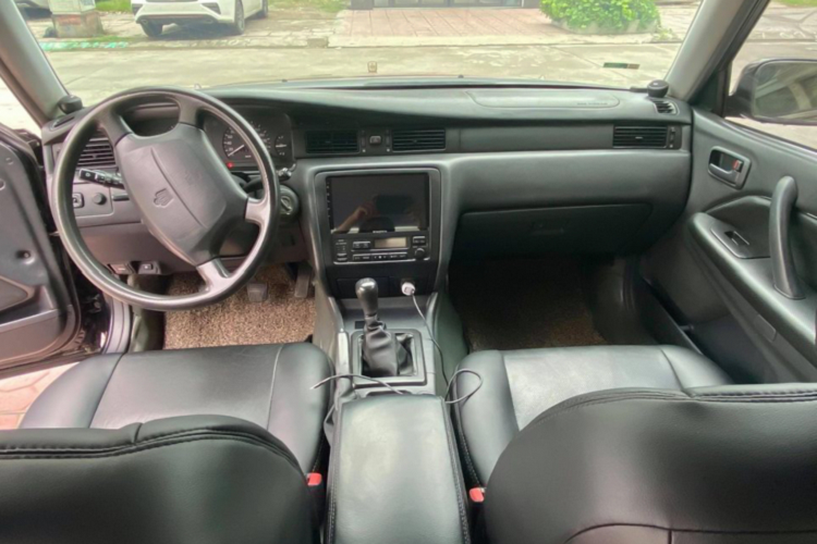 Khác với nhiều chiếc Toyota Crown được sản xuất trong thập niên 1990 đang được chào bán với mức giá từ 180 – 350 triệu đồng hoặc hơn, giá bán còn tùy vào độ chất, độ “zin” nguyên bản. Chiếc Crown đời 1998 trở nên khác biệt và “có giá” hơn nhờ vào biển số đẹp ngũ quý 4. Hiện tại, xe đang được chào bán với giá 799 triệu đồng – ngang tầm giá của những chiếc sedan hạng C phổ thông như Kia Cerato hay Hyundai Elantra bản thấp.