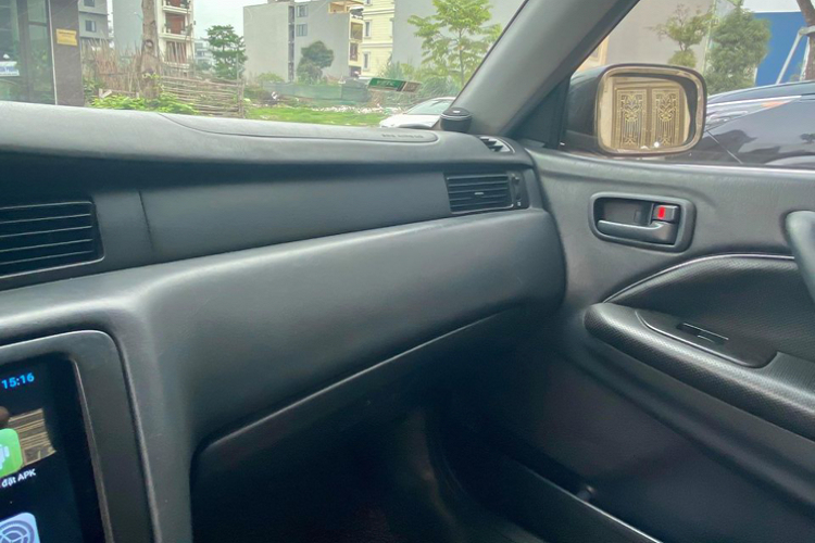 Theo thông tin rao bán, chiếc Crown đời 1998 này từng phục vụ cho Bộ Ngoại Giao trước khi được thanh lý. Trên thực tế, dòng xe Toyota Crown được đưa nước về nước với số lượng lớn chủ yếu để làm xe công vụ, phục vụ làm xe ngoại giao hay đưa đón “VIP” và cán bộ cấp cao. Ngày nay, thậm chí lãnh đạo cấp cao của Chính Phủ vẫn sử dụng dòng xe này làm phương tiện đi lại.