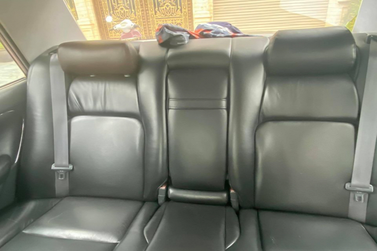 Sức mạnh được truyền xuống cầu sau (RWD) thông qua hộp số sàn 5 cấp hoặc tự động 4 cấp ở những phiên bản lắp hộp số tự động. Ngoài ra, Toyota Crown thập niên 1990 còn rất nhiều phiên bản động cơ khác như dầu dung tích 2.4L và xăng dung tích 2.5 và 2.0L.