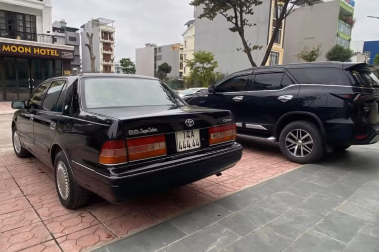 Bên trong nội thất của chiếc Toyota Crown gần 30 năm tuổi mang kiểu dáng giản dị, mộc mạc của những chiếc xe thâp niên 1990.