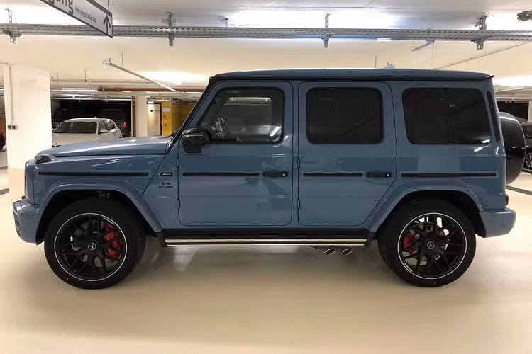 Trong khi đó, chiếc xe Mercedes-AMG G63 China Blue được nhập khẩu không chính hãng lại sở hữu bộ mâm đắt tiền cũng có kích thước 20 inch nhưng loại mâm là đa chấu kép sơn đen mờ kết hợp cùng phanh đỏ với chi phí đã là 4.950 đô la ở nước ngoài. Đây cũng là la-zăng đắt nhất của dòng xe Mercedes-AMG G63.