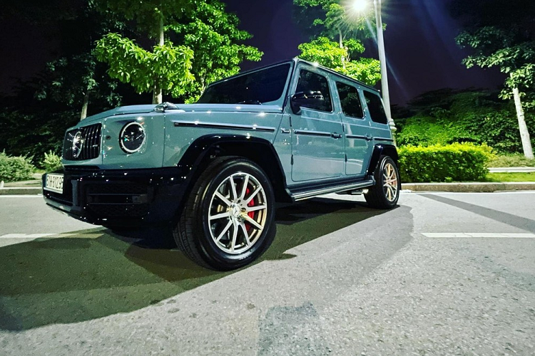 Một điểm khen trong thẩm mỹ của Cường Đô la khi đặt hàng chính hãng mua xe Mercedes-AMG G63 tặng cho vợ chính là tùy chọn thêm đen với cản va trước sơn đen đối lập hẳn màu China Blue của ngoại thất hay nóc xe cũng sơn tông màu tối. 