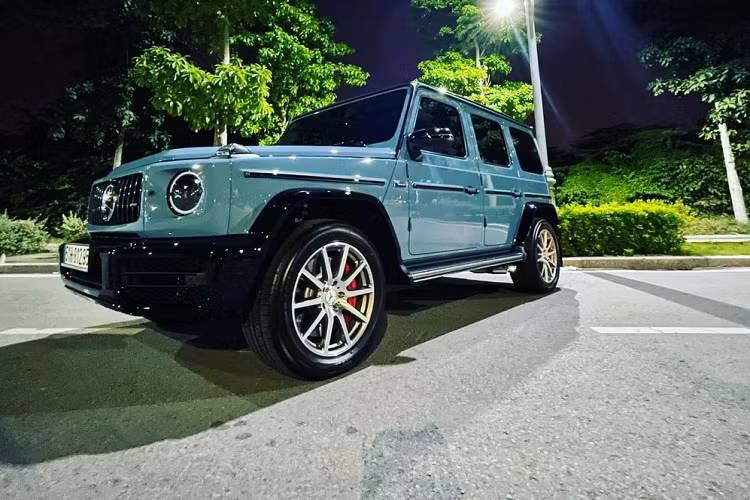 Một điểm khen trong thẩm mỹ của Cường Đô la khi đặt hàng chính hãng mua xe Mercedes-AMG G63 tặng cho vợ chính là tùy chọn thêm đen với cản va trước sơn đen đối lập hẳn màu China Blue của ngoại thất hay nóc xe cũng sơn tông màu tối. 