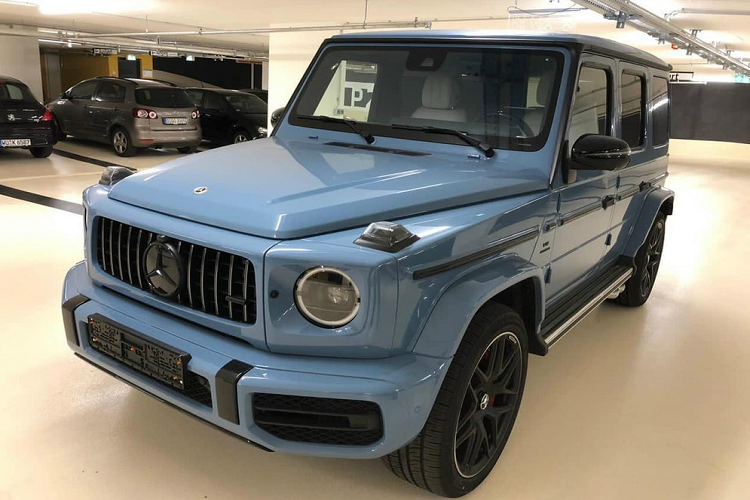 Chưa dừng lại đó, cấu hình của 2 chiếc xe Mercedes-AMG G63 mang bộ áo China Blue hàng hiếm tại Việt Nam còn có nhiều tùy chọn khác biệt, chẳng hạn SUV hạng sang của Cường Đô la mua tặng vợ được lựa chọn bộ mâm AMG 20 inch, 10 chấu đơn được hoàn thành với tông màu sáng, đây là dạng la-zăng tiêu chuẩn, không mất phí.