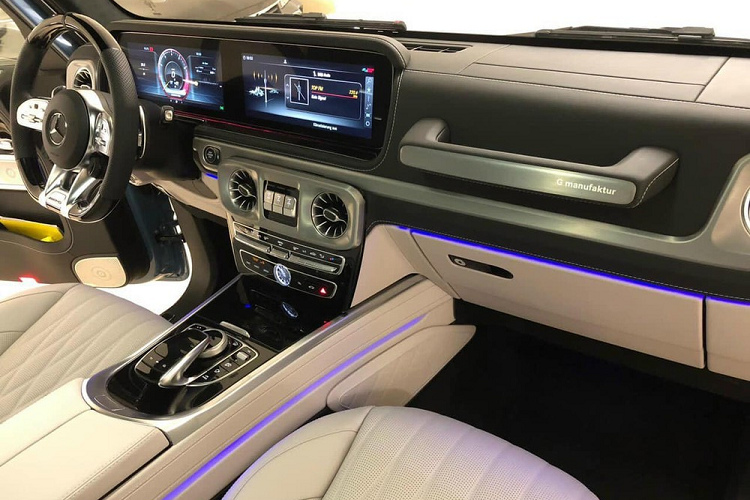 Đầu tiên chính là việc chiếc xe SUV hạng sang Mercedes-AMG G63 của Cường Đô la mua tặng Đàm Thu Trang theo diện đặt hàng chính hãng, còn chiếc xe Mercedes-AMG G63 màu China Blue thứ 2 về nước lại được nhập không chính hãng. Chính vì điều này đã dẫn đến sự khác biệt rất lớn của 2 mẫu xe này ở chi tiết ống xả kép hông xe phía bên phải.