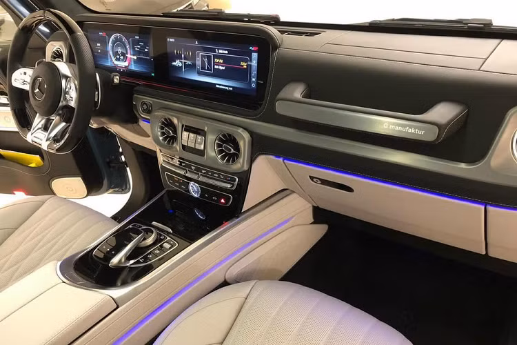 Đầu tiên chính là việc chiếc xe SUV hạng sang Mercedes-AMG G63 của Cường Đô la mua tặng Đàm Thu Trang theo diện đặt hàng chính hãng, còn chiếc xe Mercedes-AMG G63 màu China Blue thứ 2 về nước lại được nhập không chính hãng. Chính vì điều này đã dẫn đến sự khác biệt rất lớn của 2 mẫu xe này ở chi tiết ống xả kép hông xe phía bên phải.