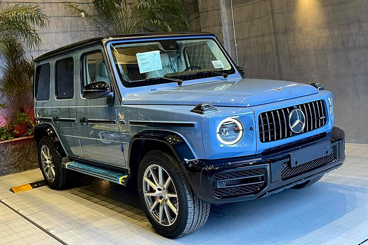 Dòng xe Mercedes-AMG G63 thế hệ mới đã có hơn 100 chiếc được mang về nước nhưng hiện chỉ có 2 xe mang cùng bộ áo China Blue, 1 trong những bộ áo có thời gian tùy chọn rất ngắn để các khách hàng mua xe Mercedes-AMG G63 được sở hữu. Hai chiếc xe Mercedes-AMG G63 màu China Blue tại thị trường Việt Nam đều có lý lịch khá khác nhau.