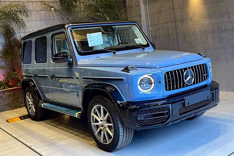 Dòng xe Mercedes-AMG G63 thế hệ mới đã có hơn 100 chiếc được mang về nước nhưng hiện chỉ có 2 xe mang cùng bộ áo China Blue, 1 trong những bộ áo có thời gian tùy chọn rất ngắn để các khách hàng mua xe Mercedes-AMG G63 được sở hữu. Hai chiếc xe Mercedes-AMG G63 màu China Blue tại thị trường Việt Nam đều có lý lịch khá khác nhau.