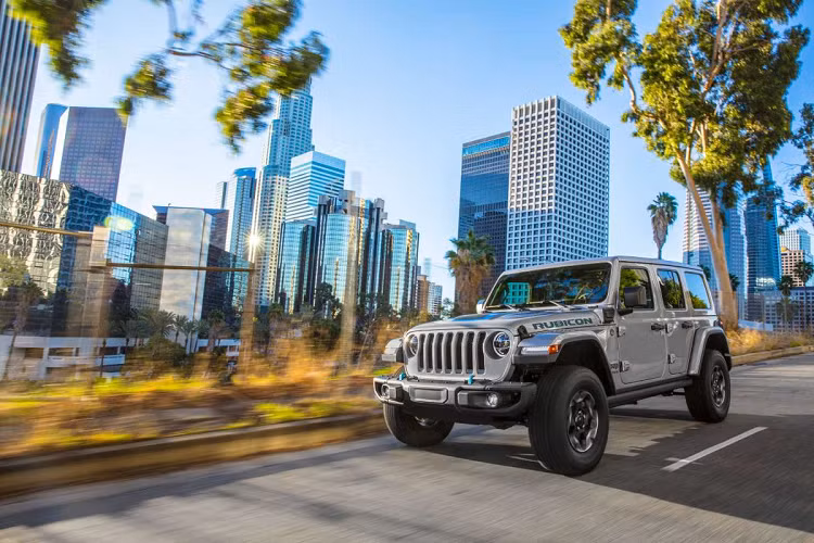 Ở phiên bản năm 2022, Wrangler 4xe trang bị trục Dana 44 ở trước và sau xe. Phiên bản tiêu chuẩn và Sahara 4xe sử dụng bộ vi sai mở cho trục trước, trong khi bản Rubicon 4xe có bộ khóa vi sai điện tử Tru-Lock.