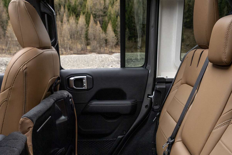 Kết hợp với đông cơ trên Jeep Wrangler 2022 plug-in hybrid mới sẽ là 2 mô tơ điện cho tổng công suất là 375 mã lực và momen xoắn cực đại 637Nm, hộp số tự động 8 cấp TorqueFlite của ZF.