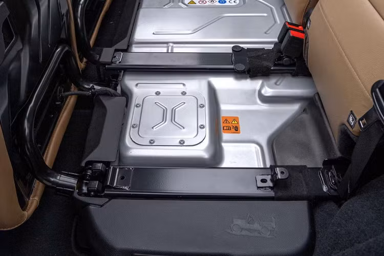 Khả năng tăng tốc từ 0 – 96km/h chỉ 6 giây. Ngoài ra, nếu chỉ vận hành bằng mô tơ điện, hai phiên bản Rubicon và Sahara của Wrangler 4xe có khả năng đi được quãng đường lên đến 40km với bộ pin 17kWh. Thời gian sạc đầy mất 3 giờ với bộ sạc 7,4 kWh.