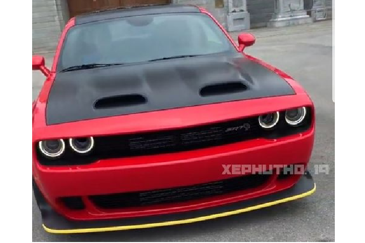 Super Stock được trình làng sau khi phiên bản cao cấp nhất Demon bị "khai tử", nhìn chung Super Stock giống với Demon về ngoại hình với màu đỏ truyền thống nhưng hơi khác về hiệu suất. Cụ thể, Dodge Challenger Super Stock được trang bị động cơ siêu nạp V8 6.2L sản sinh công suất 807 mã lực và mô-men xoắn cực đại.