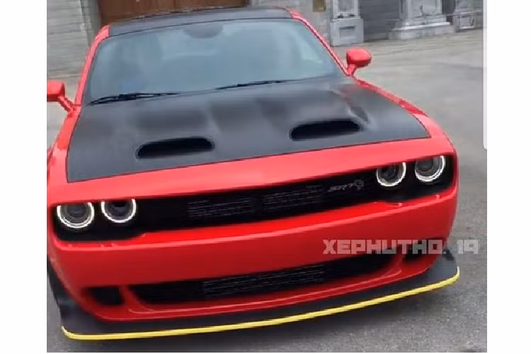 Super Stock được trình làng sau khi phiên bản cao cấp nhất Demon bị "khai tử", nhìn chung Super Stock giống với Demon về ngoại hình với màu đỏ truyền thống nhưng hơi khác về hiệu suất. Cụ thể, Dodge Challenger Super Stock được trang bị động cơ siêu nạp V8 6.2L sản sinh công suất 807 mã lực và mô-men xoắn cực đại.