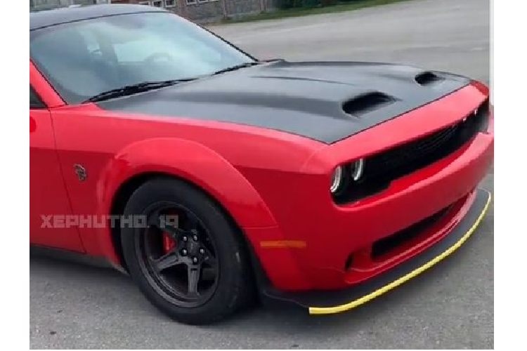 Hiện chưa rõ giá xe Dodge Challenger Super Stock đầu tiên và duy nhất tại Việt Nam, nhưng nhiều người cho rằng nó không dưới 7 tỷ đồng sau khi nộp đủ thuế phí. Ở nước ta, Dodge Challenger Super Stock có đối thủ cạnh tranh là Ford Mustang và Chevrolet Camaro.