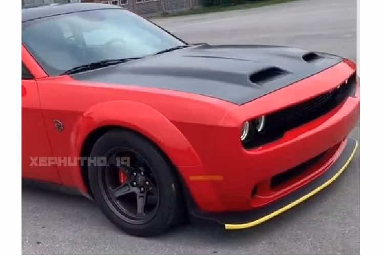 Hiện chưa rõ giá xe Dodge Challenger Super Stock đầu tiên và duy nhất tại Việt Nam, nhưng nhiều người cho rằng nó không dưới 7 tỷ đồng sau khi nộp đủ thuế phí. Ở nước ta, Dodge Challenger Super Stock có đối thủ cạnh tranh là Ford Mustang và Chevrolet Camaro.