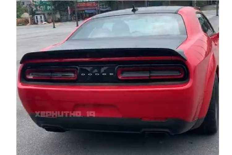 Đây hiện là mẫu xe cơ bắp mạnh nhất Việt Nam, Challenger Super Stock có khả năng tăng tốc từ 0 - 100 km/h chỉ trong 3,2 giây trước khi cán tốc độ tối đa 270 km/h. Về nội thất, phiên bản Dodge Challenger Super Stock sở hữu hệ thống thông tin giải trí với màn hình 8,4 inch, ghế ngồi thể thao bọc da và Alcantara, khởi động nút bấm, sức chứa tối đa 5 người...
