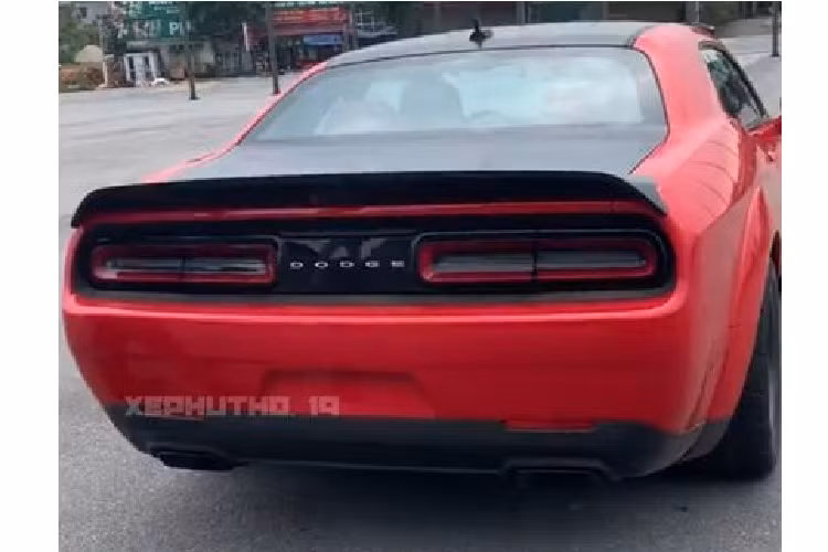 Đây hiện là mẫu xe cơ bắp mạnh nhất Việt Nam, Challenger Super Stock có khả năng tăng tốc từ 0 - 100 km/h chỉ trong 3,2 giây trước khi cán tốc độ tối đa 270 km/h. Về nội thất, phiên bản Dodge Challenger Super Stock sở hữu hệ thống thông tin giải trí với màn hình 8,4 inch, ghế ngồi thể thao bọc da và Alcantara, khởi động nút bấm, sức chứa tối đa 5 người...