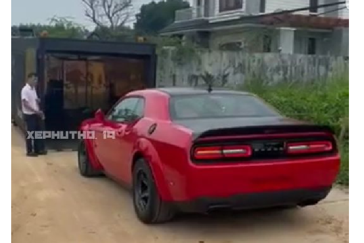 Tại Mỹ, phiên bản tiêu chuẩn của Challenger SRT Super Stock có giá hơn 82.000 USD trong khi với bổ sung nắp ca-pô, mui xe và nắp cốp màu đen như chiếc về Việt Nam giá bán sẽ là gần 86.000 USD.