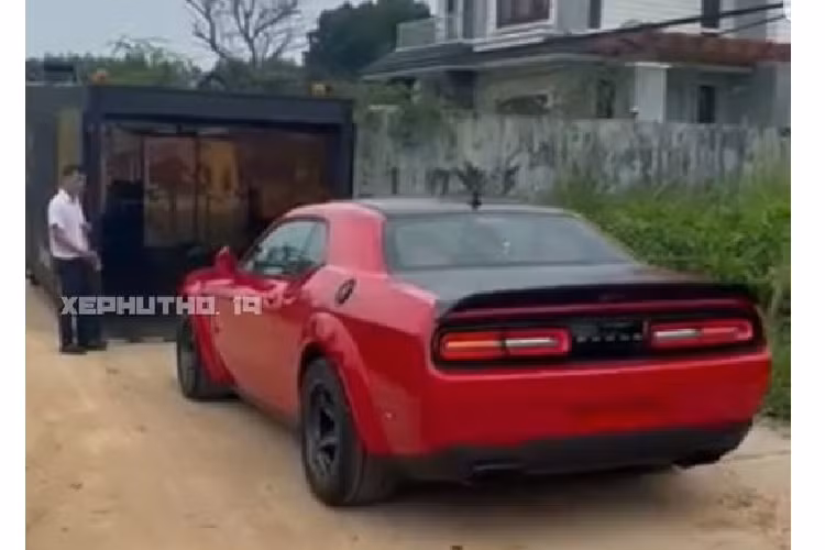 Tại Mỹ, phiên bản tiêu chuẩn của Challenger SRT Super Stock có giá hơn 82.000 USD trong khi với bổ sung nắp ca-pô, mui xe và nắp cốp màu đen như chiếc về Việt Nam giá bán sẽ là gần 86.000 USD.