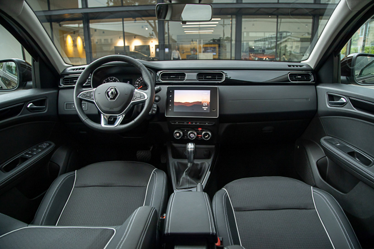 Nhìn chung, giá bán “tiền tỷ” từ 919 – 1,019 tỷ đồng của Renault Arkana không đủ sức hút để hấp dẫn khách hàng Việt. Trên thực tế, phân khúc crossover coupe rất kén khách, ngoài ra thương hiệu xe Renault còn khá xa lạ với nhiều người, điều này khiến xe Renault khó bán lại trên thị trường xe cũ, đồng thời giảm giá trị bán lại. Đấy là chưa kể thiết kế và trang bị của Arkana không đáp ứng được thị hiếu của người dùng Việt. Trên thực tế, Arkana và Kaptur là hai mẫu xe mang phong cách châu Âu, được thiết kế cho các khách hàng ở thị trường Nga.