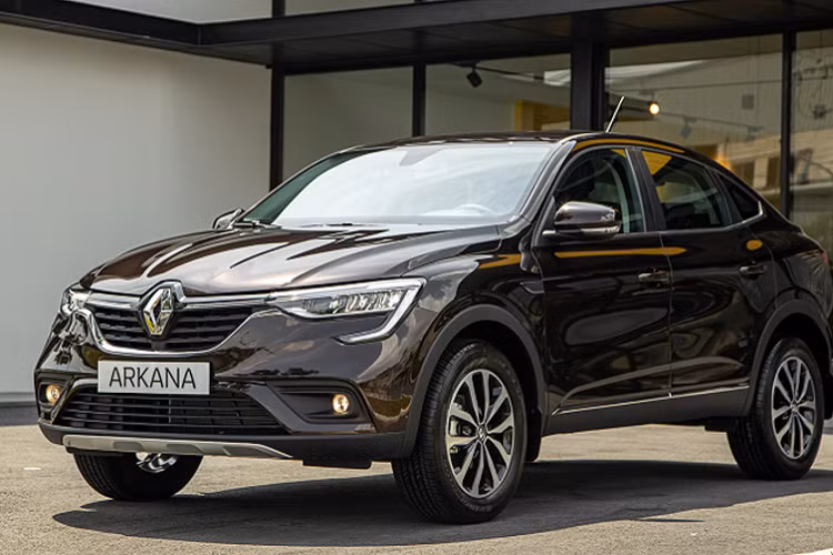 Nội thất Renault Arkana với ghế viền da đệm ghế nỉ và chỉ khâu tương phản. Hệ thống giải trí đa phương tiện EASY LINK mới có màn hình cảm ứng 8 inch. Phiên bản cao cấp này được trang bị hệ thống âm thanh vòm BOSE cao cấp và ampli kỹ thuật số với bộ xử lý âm thanh. Xe đi kèm với các trang bị các hệ thống an toàn như: ABS, ESP, HSA,… Renault Arkana mới còn cung cấp các chức năng: kiểm soát hành trình (Cruise control) với chức năng giới hạn tốc độ, hệ thống giám sát áp suất lốp.
