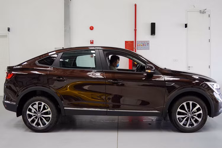 Giá bán dưới 700 triệu đồng của Renault Arkana thích hợp với những khách hàng yêu thích xe nhập khẩu, muốn trải nghiệm một mẫu xe độc lại khác biệt với số đông.