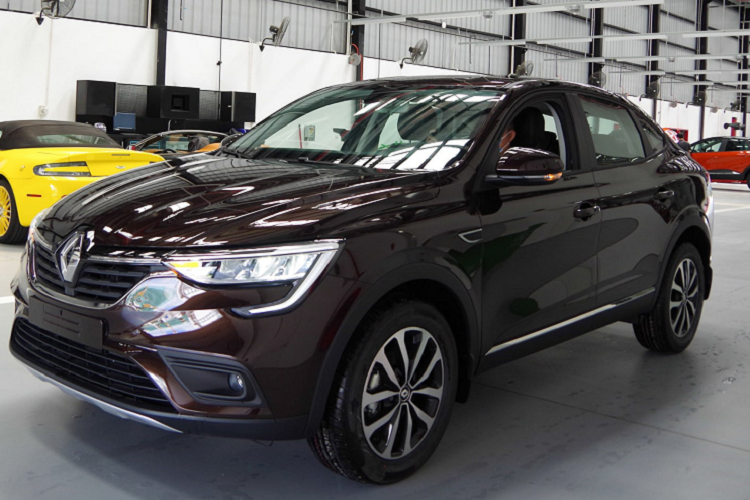 Mới đây, đại lý chính hãng của Renault Việt Nam đang chào bán một chiếc xe lái thử Renault Arkana thế hệ mới, thuộc phiên bản Cao cấp. Xe hiện tại đã lăn bánh được khoảng 6.000 km đang được chào bán với mức giá 6xx triệu đồng, tức rẻ hơn 300 triệu đồng so với lựa chọn xe mới Arkana bản Cao cấp có giá bán 1,019 tỷ đồng.