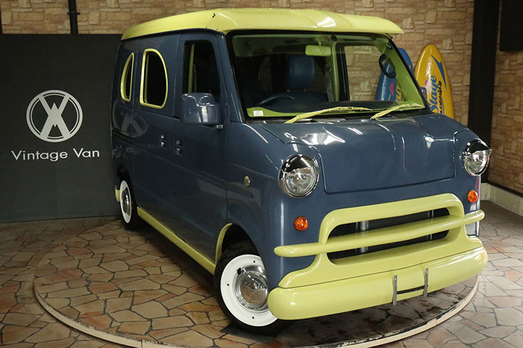 Cal Stage từng chế tạo một chiếc bán tải Suzuki Carry DA63T trông giống y hệt một chiêc Citroen H được thiết kế trong thập niên 1940. Nếu thế là chưa đủ ấn tượng, vậy thì một chiếc Honda Acty trở thành sản phẩm tri ân tới xe van Chevrolet G-Series từ thập niên 1980 thì sao?