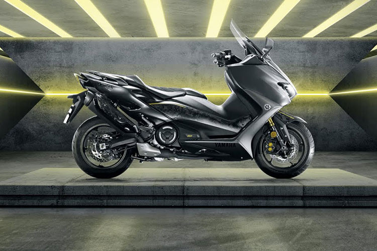 Hiện tại, giá xe Yamaha Tmax 560 2021 phiên bản Tech Max ABS tại thị trường Nhật Bản được bán ra với mức 1,4 triệu yên (tương đương với khoảng 300 triệu đồng). Tại Việt Nam, mẫu xe này được đơn vị nhập khẩu tư nhân chào bán khoảng gần 400 triệu đồng - cạnh tranh với Kymco AK550.