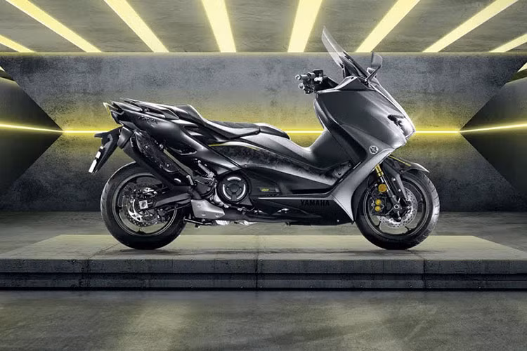 Hiện tại, giá xe Yamaha Tmax 560 2021 phiên bản Tech Max ABS tại thị trường Nhật Bản được bán ra với mức 1,4 triệu yên (tương đương với khoảng 300 triệu đồng). Tại Việt Nam, mẫu xe này được đơn vị nhập khẩu tư nhân chào bán khoảng gần 400 triệu đồng - cạnh tranh với Kymco AK550.