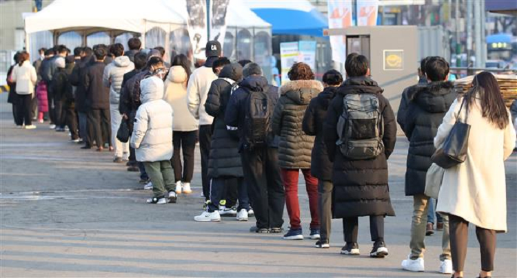 COVID-19 toi 6h sang 8/12: Vaccine Omicron san sang vao thang 3-Hinh-3