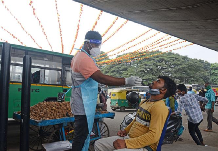 COVID-19 toi 6h sang 8/12: Vaccine Omicron san sang vao thang 3-Hinh-9