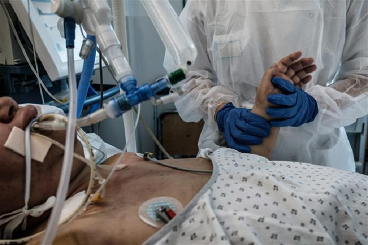 COVID-19 toi 6h sang 8/12: Vaccine Omicron san sang vao thang 3-Hinh-5