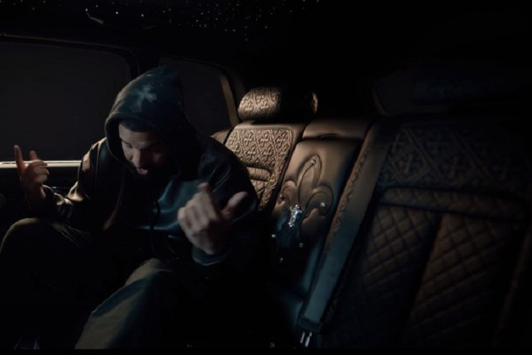 Chiếc Rolls-Royce Cullinan hàng độc này với Chrome Hearts đã có cơ hội xuất hiện chớp nhoáng trong video ca nhạc “What’s Next” của Drake trong tháng 3 năm 2021. Giờ đây, nó lại có vinh dự được trưng bày tại viện bảo tàng nghệ thuật đương đại ở Miami từ ngày 1/5 -15/5.