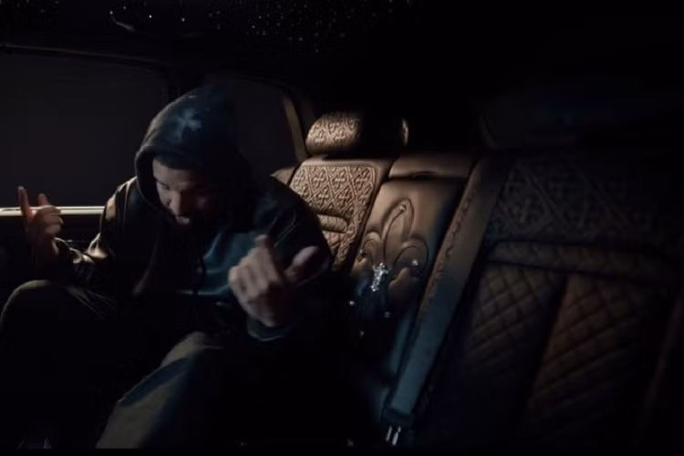 Chiếc Rolls-Royce Cullinan hàng độc này với Chrome Hearts đã có cơ hội xuất hiện chớp nhoáng trong video ca nhạc “What’s Next” của Drake trong tháng 3 năm 2021. Giờ đây, nó lại có vinh dự được trưng bày tại viện bảo tàng nghệ thuật đương đại ở Miami từ ngày 1/5 -15/5.