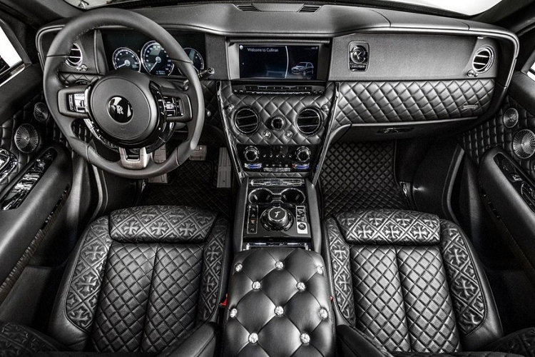 Laurie Lynn Stark, người đồng sở hữu Chrome Hearts với chồng mình là Richard, được cho là đã thường xuyên bàn chuyện thâu đêm với Drake về dự án. Đối với chiếc Cullinan, Drake không chỉ muốn đạt được tính thẩm mỹ nhất định mà chiếc xe còn phải hợp pháp đi trên đường phố. Điều đó có nghĩa là lớp da phải được trang bị một cách chính xác để đảm bảo các túi khí vẫn hoạt động, và các la-zăng độ vẫn phải hoạt động được một cách linh hoạt và chuẩn xác.