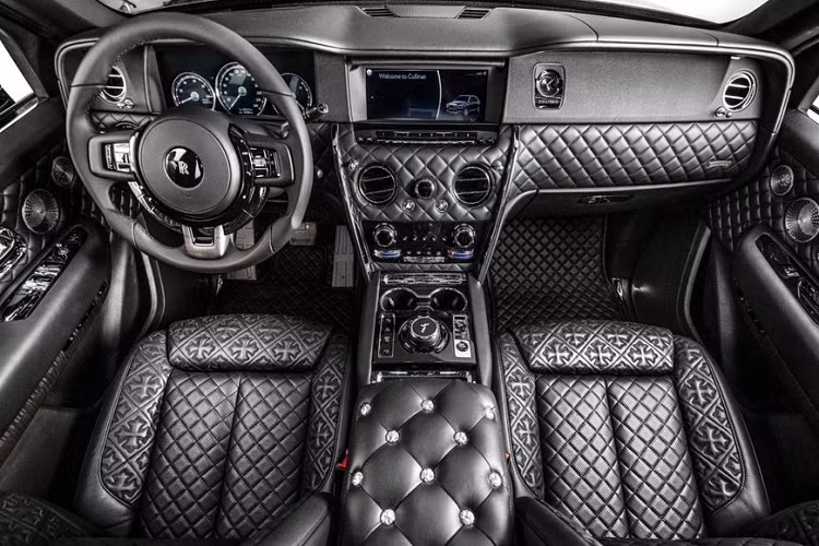 Laurie Lynn Stark, người đồng sở hữu Chrome Hearts với chồng mình là Richard, được cho là đã thường xuyên bàn chuyện thâu đêm với Drake về dự án. Đối với chiếc Cullinan, Drake không chỉ muốn đạt được tính thẩm mỹ nhất định mà chiếc xe còn phải hợp pháp đi trên đường phố. Điều đó có nghĩa là lớp da phải được trang bị một cách chính xác để đảm bảo các túi khí vẫn hoạt động, và các la-zăng độ vẫn phải hoạt động được một cách linh hoạt và chuẩn xác.