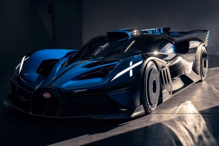 Ở dạng concept, động cơ quad-turbo W16 8.0L của Bugatti Bolide sản sinh công suất lên tới 1.824 mã lực khi dùng nhiên liệu đua hoặc 1.578 mã lực khi dùng nhiên liệu thông thường.