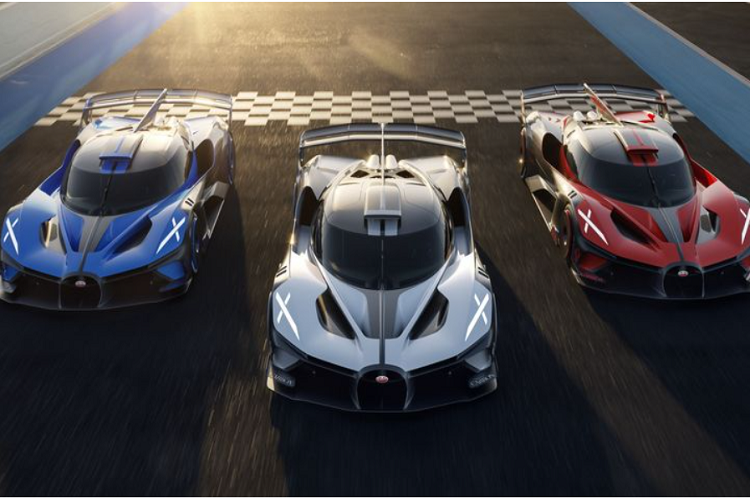 Bugatti Bolide có vị trí ngồi cực thấp cùng kính chắn gió uốn lượn được thiết kế để tập trung vào tài xế hơn, giảm thiểu sự phân tâm và tối đa tầm nhìn.