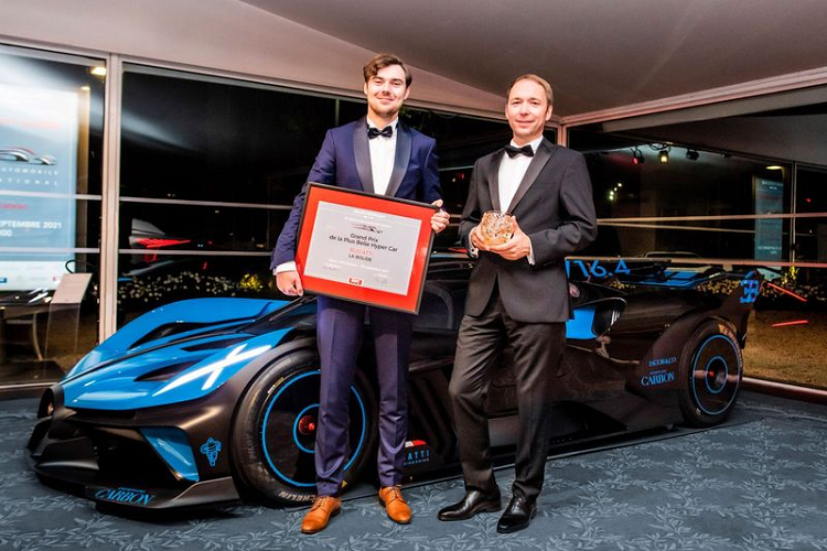 Thiết kế của siêu xe Bugatti Bolide đặc trưng bởi thân xe thấp với nhiều ống dẫn khí, đèn pha và đèn hậu LED hình chữ X cực lạ, hốc gió gắn trên nóc xe, bộ khuếch tán khổng lồ phía sau, cánh gió sau kiểu xe đua và ống xả quad đặt ở trung tâm càng khiến phần đuôi thêm hầm hố.