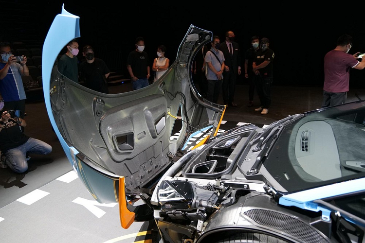 Giá xe Lamborghini Huracan STO được thách cưới gần 17 tỷ đồng tại Hương Cảng, rẻ hơn rất nhiều so với giá bán trên 30 tỷ đồng của Lamborghini Huracan STO ở trong nước Lamborghini Huracan STO được hoàn thiện không chỉ chạy trên đường phố mà còn trở thành mãnh thú trong đường đua. Đây cũng chính là chiếc siêu xe Lamborghini Huracan mạnh mẽ và cá tính nhất hiện tại được bán ra trên thế giới.