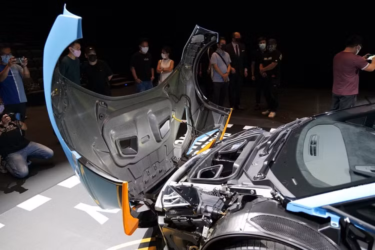 Giá xe Lamborghini Huracan STO được thách cưới gần 17 tỷ đồng tại Hương Cảng, rẻ hơn rất nhiều so với giá bán trên 30 tỷ đồng của Lamborghini Huracan STO ở trong nước Lamborghini Huracan STO được hoàn thiện không chỉ chạy trên đường phố mà còn trở thành mãnh thú trong đường đua. Đây cũng chính là chiếc siêu xe Lamborghini Huracan mạnh mẽ và cá tính nhất hiện tại được bán ra trên thế giới.