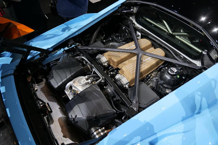 Lamborghini Huracan STO sở hữu khối động cơ V10, dung tích 5.2 lít, bơm ra công suất tối đa 640 mã lực và mô-men xoắn cực đại 565 Nm. Mẫu siêu xe hoàn toàn mới trong gia đình Lamborghini Huracan có khả năng tăng tốc từ vị trí xuất phát lên 100 km/h chỉ trong thời gian 3 giây, Lamborghini Huracan STO cũng chỉ cần có 9 giây là có thể đạt tốc độ 200 km/h. Tốc độ tối đa của xe là 310 km/h.