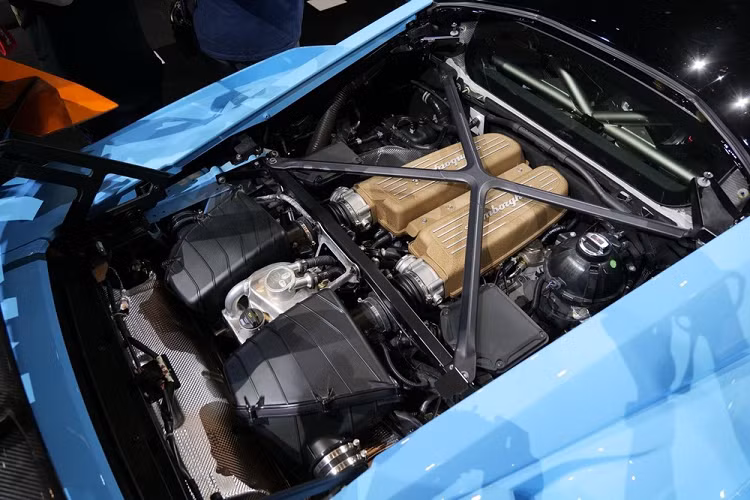 Lamborghini Huracan STO sở hữu khối động cơ V10, dung tích 5.2 lít, bơm ra công suất tối đa 640 mã lực và mô-men xoắn cực đại 565 Nm. Mẫu siêu xe hoàn toàn mới trong gia đình Lamborghini Huracan có khả năng tăng tốc từ vị trí xuất phát lên 100 km/h chỉ trong thời gian 3 giây, Lamborghini Huracan STO cũng chỉ cần có 9 giây là có thể đạt tốc độ 200 km/h. Tốc độ tối đa của xe là 310 km/h.