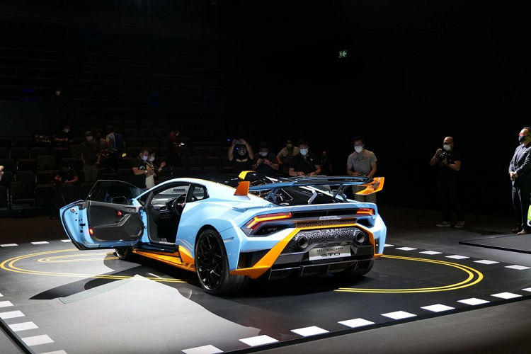 Trong số này, giới nhà giàu ở Khu vực hành chính đặc biệt của Trung Quốc mới tham dự vào buổi lễ ra mắt dòng siêu xe Lamborghini Huracan STO tại khu văn hóa Tây Cửu Long Hồng Kông. Được biết, chiếc xe Lamborghini Huracan STO sau khi ra mắt tại Hương Cảng sẽ được tái xuất để mang sang Hàn Quốc trưng bày.