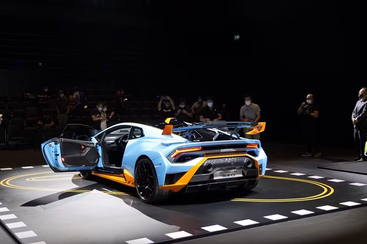 Trong số này, giới nhà giàu ở Khu vực hành chính đặc biệt của Trung Quốc mới tham dự vào buổi lễ ra mắt dòng siêu xe Lamborghini Huracan STO tại khu văn hóa Tây Cửu Long Hồng Kông. Được biết, chiếc xe Lamborghini Huracan STO sau khi ra mắt tại Hương Cảng sẽ được tái xuất để mang sang Hàn Quốc trưng bày.