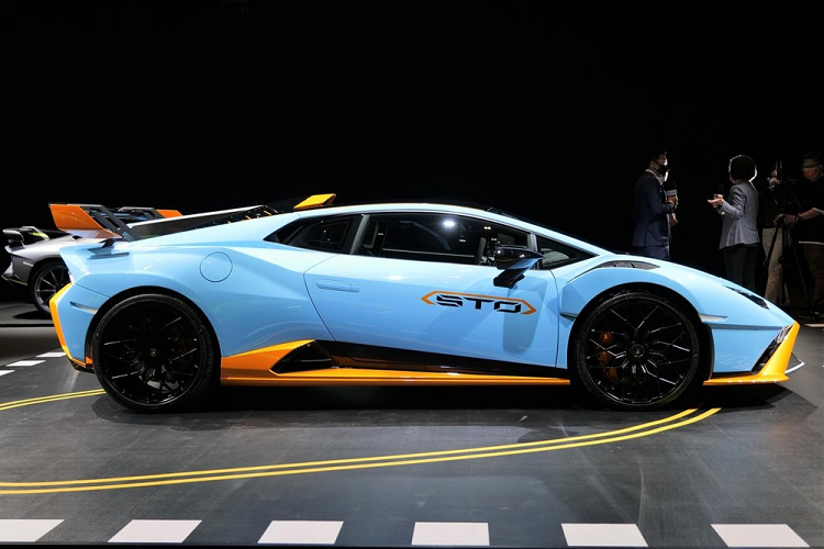 Hãng siêu xe Ý - Lamborghini hiện đang chạy hết công suất để sản xuất mẫu xe hoàn toàn mới Huracan STO nhằm để sớm bàn giao cho các đại gia trên thế giới đặt mua từ trước. Song song với việc này, 1 vài chiếc siêu xe Lamborghini Huracan STO mới nguyên mẫu đã được mang đi khắp thế giới để giới thiệu với các thị trường trọng điểm của hãng.