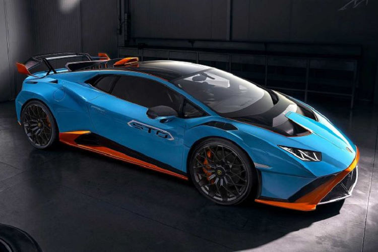 Ngoại hình của siêu xe Lamborghini Huracan STO cũng sắc sảo không kèm với nắp capô có thêm 2 khe hốc gió cỡ lớn rất hầm hố, phía dưới có khoang chứa đồ nhưng khá hẹp, chỉ đủ để 1 tấm bạt và vài đồ cá nhân nhỏ, thay vì chứa được túi xách như các siêu xe Lamborghini Huracan.