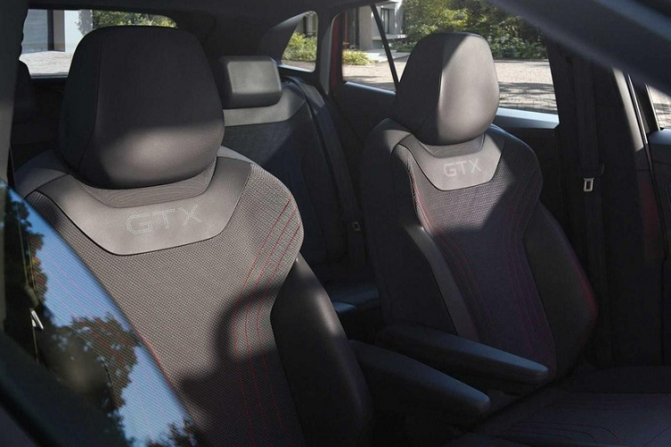 Tiếp đến là nẹp mạ crôm trang trí trên chắn bùn trước, dập chữ "GTX". Trong khi đó, nẹp màu đen bên sườn xe, nối giữa 2 hốc bánh của Volkswagen ID.4 thông thường đã biến mất trên bản GTX, mang đến ngoại hình cao cấp hơn. Một thay đổi đáng chú ý nữa trong thiết kế ngoại thất của Volkswagen ID.4 GTX 2021 chính là cản trước và sau. Cuối cùng là nóc không đi kèm viền màu trắng như bản thường mà được sơn đen. Chi tiết này cùng với các cột màu đen giúp tạo hiệu ứng nóc "lơ lửng" cho Volkswagen ID.4 bản cao cấp nhất.